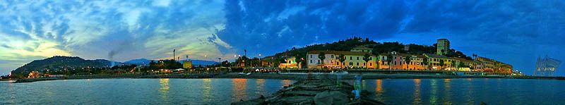 Panorama 360° Cylindrical - Imperia, Nachts, von der Mole
Canon EOS 300D, 16 Bilder
Photoshop und Stitcher